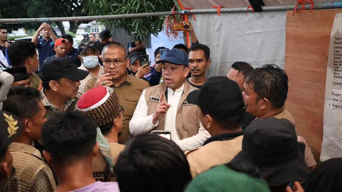 Menteri ATR/BPN saat menyapa warga terdampak bencana di Kabupaten Agam.
