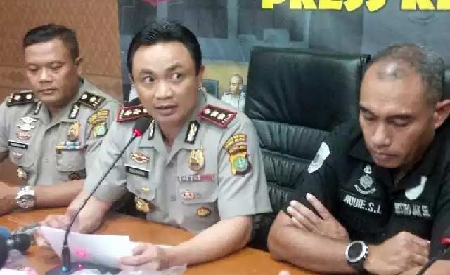 Wakapolres Jakarta Selatan Ajun Komisaris Polisi Surawan memberikan keterangan persnya terkait pengungkapan kasus penjualan bayi wilayahnya, Jakarta (31/3).