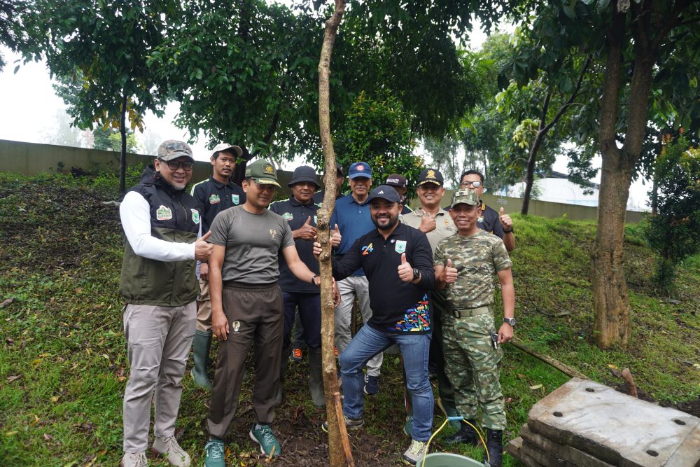 Wakil Wali Kota Batu saat ikut serta aksi bersih sampah di Pasar Induk Among Tani