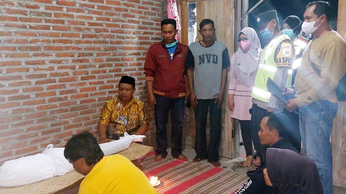 Jasad korban saat dikafani, disaksikan petugas, orang tua, serta kerabat korban. foto: ist.