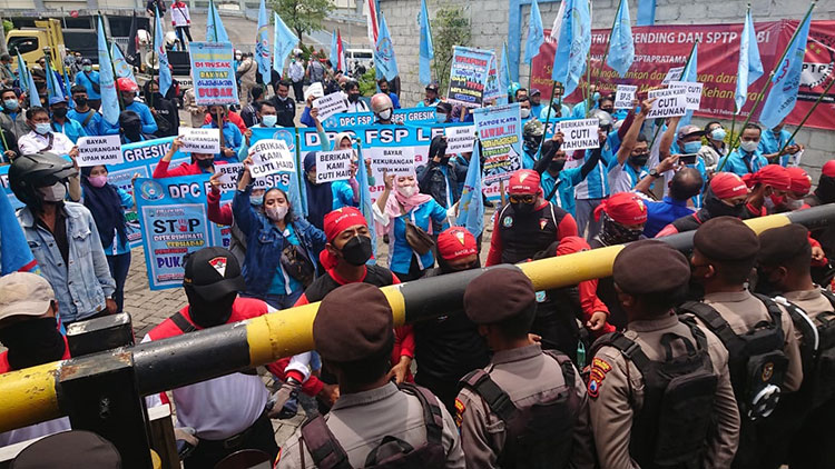 Ratusan Massa dari Serikat Pekerja Gresik saat menggeruduk PT GMCP. Foto: SYUHUD/BANGSAONLINE