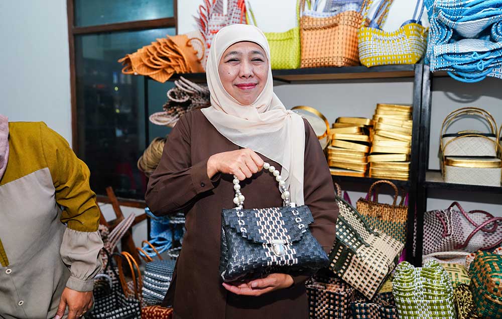 Kunjungi Kampung Produsen Tas Anyam Jali di Ponorogo, Khofifah Siap Dukung UMKM Go Global