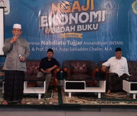 KH Abdul Malik memberikan sambutan dalam acara Ngaji Ekonomi dan Bedah  Buku Kiai Miliarder Tapi Dermawan di Guest House Kampus Institut  Pesantren Institut KH Abdul Chalim Pacet Mojokerto Jawa Timur, Kamis (27/10/20220?. Tampak juga Prof Dr KH Asep Saifuddin Chalim, MA dan M Mas