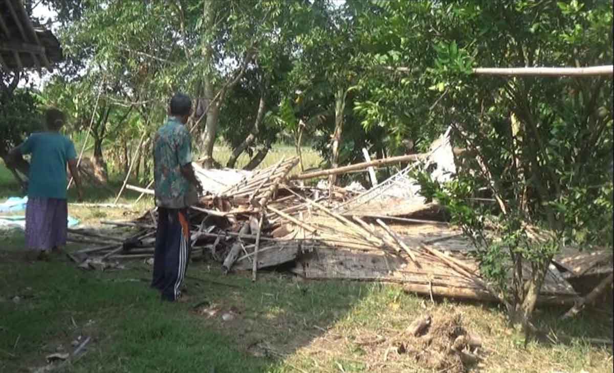 Sebuah mushola di Desa Karangtinoto, Kecamatan Rengel, Tuban, yang rusak akibat puting beliung.