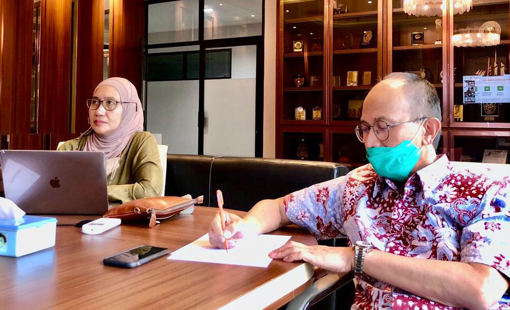 Ketua Kadin Jatim Adik Dwi Putranto bersama Direktur Kadin Institute Nurul indah Susanti.
