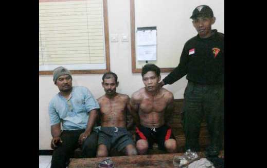 Tersangka saat diamankan di Polsek Karanganyar. foto: zainal abidin/BANGSAONLINE