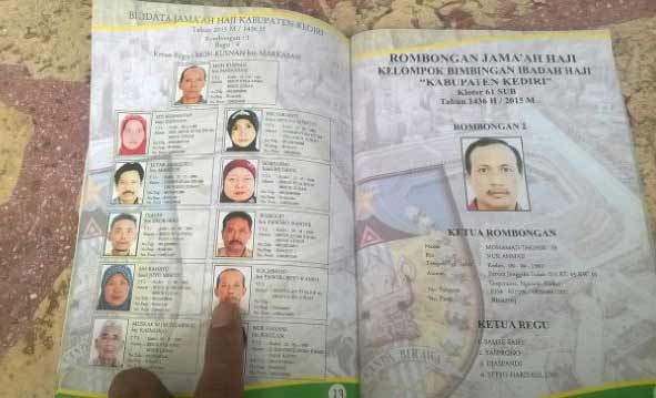 Rochmani bersama data-data rombongan jamaah haji asaal Kabupaten Kediri. foto: arif kurniawan/BANGSAONLINE