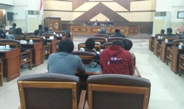 Suasana rapat paripurna agenda interpelasi terhadap Bupati Faida yang digelar DPRD Jember. foto: detik.com