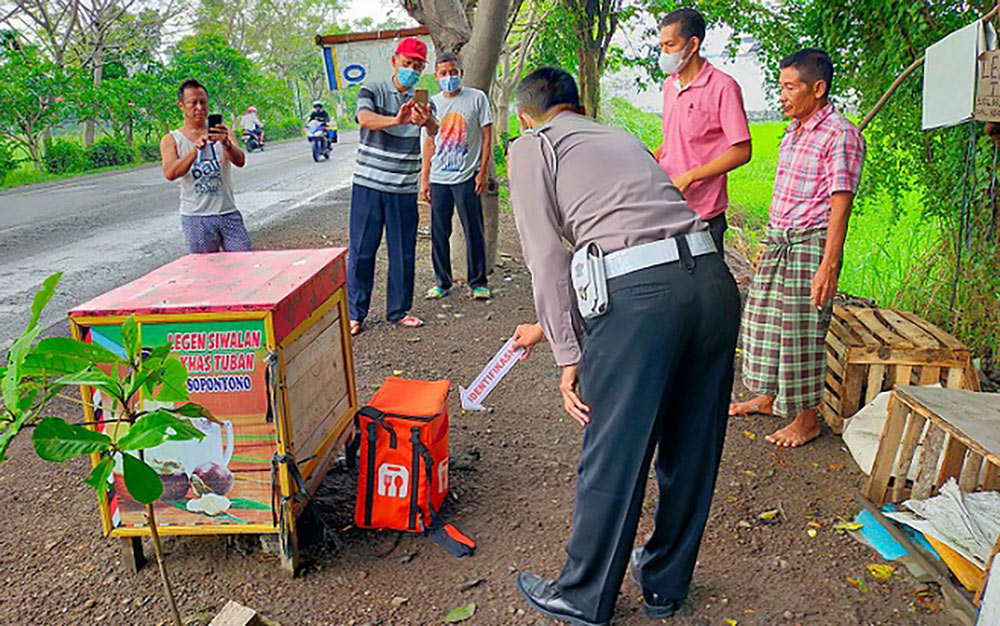 Petugas melakukan identifikasi terhadap tas yang menjadi tempat ditemukannya bayi.