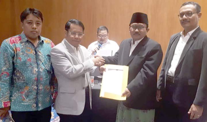 KH. Muchlis Muhsin Pengasuh PP. Al Anwar menerima SK Pemberian surat izn STEBIA dari Kementerian Agama RI dilakukan di Hotel Morrissey, Jl. KH. Wahid Hasyim, No 70, Kebon Sirih, Kota Jakarta Pusat.