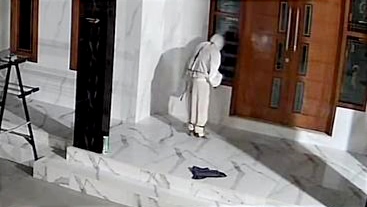 Tangkapan layar video viral teror pocong bersajam yang dilakukan oleh 3 pemuda di Kamal Bangkalan