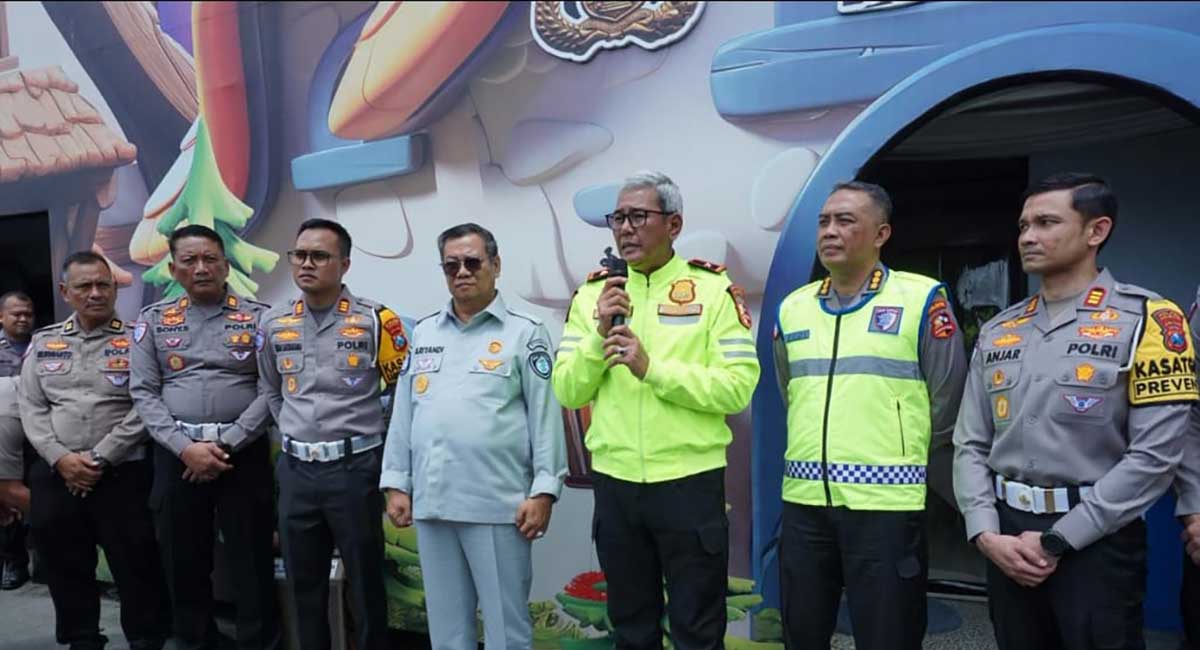 Dirkamsel Korlantas Polri, Brigjen Pol Priyanto (pegang mik), bersama jajaran. Foto: Ist