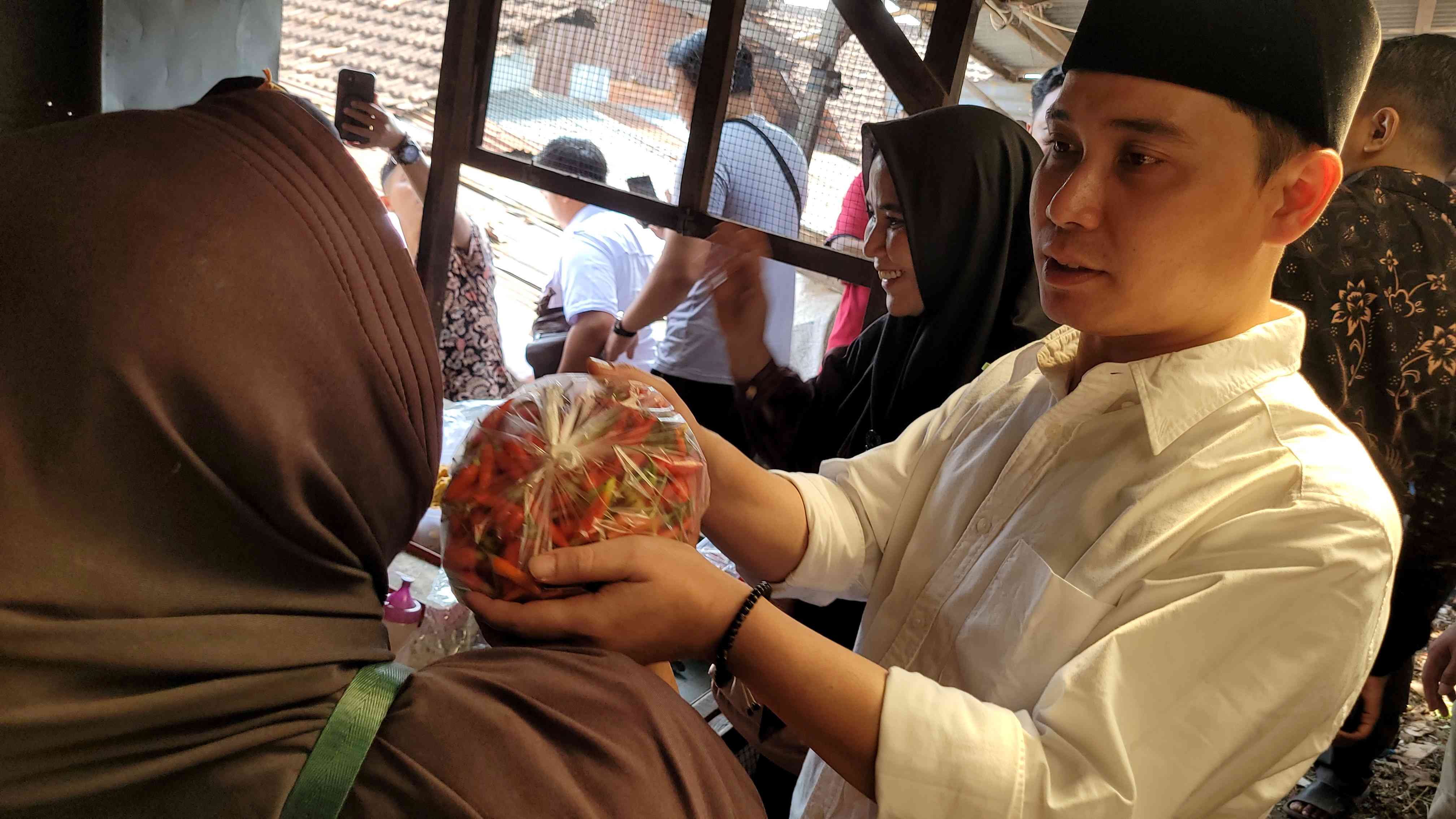 Dr Muhamamd Albarraa (Gus Barra) dan Nyai Alif Fadhilah saat berada di pasar tradisional Pacet Mojokerto, Jumat (4/10/2024). Foto: bangsaonline  