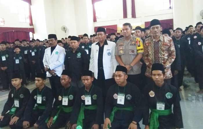 Para santri baru pencak silat Nahdlatul Ulama Pagar Nusa Lamongan yang telah dikukuhkan.