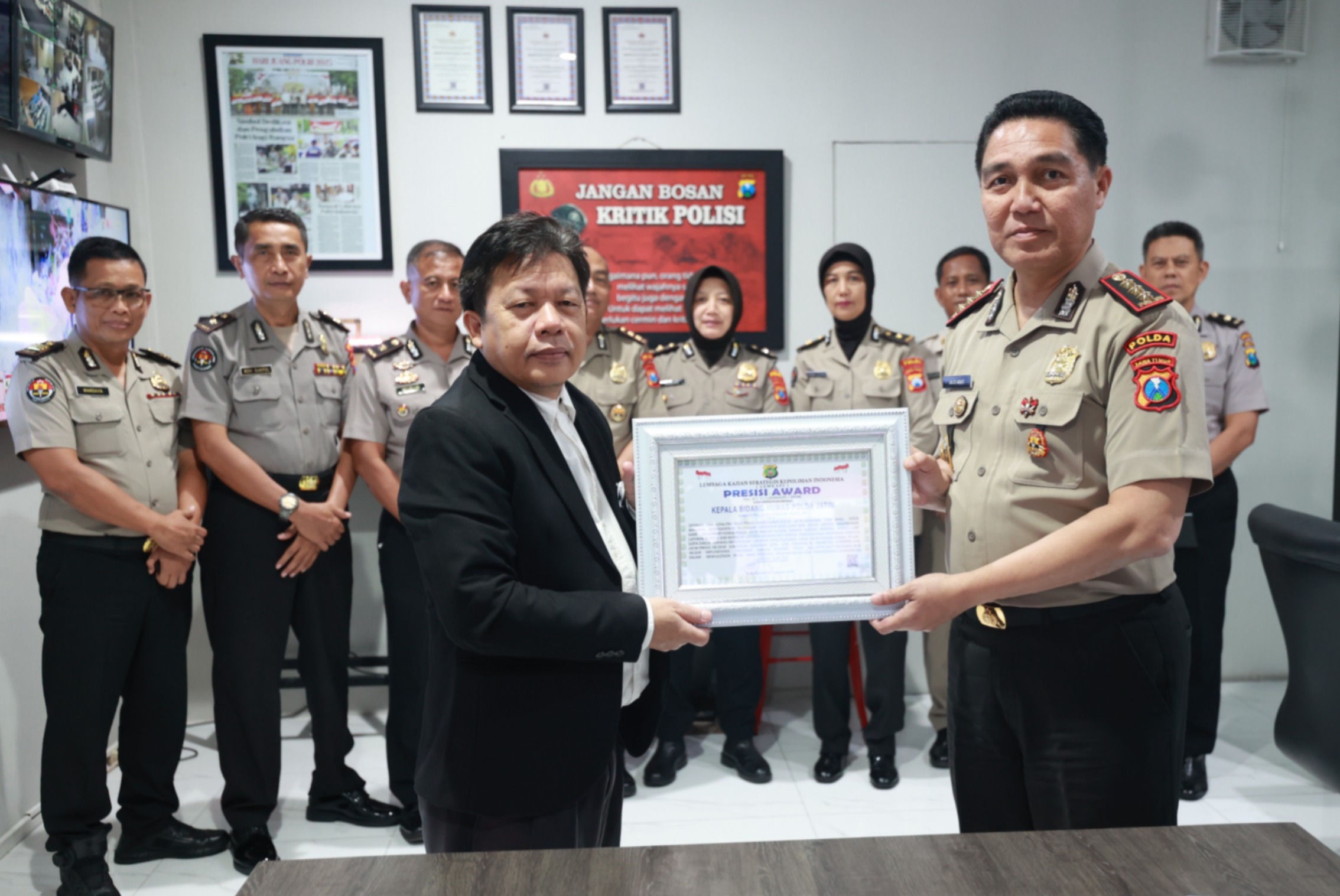 Kabid Humas Polda Jatim saat menerima penghargaan 