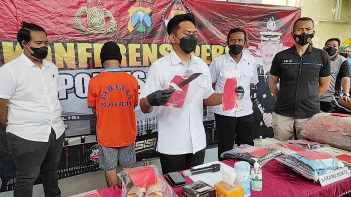Kasatreskrim AKP Rizkika Atmadha Putra saat menunjukkan barang bukti dan pelaku. foto: ist.