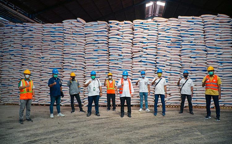 Mentan RI Syahrul Yasin Limpo bersama Dirut Petrokimia Gresik Dwi Satriyo Annurogo saat meninjau stok pupuk. (foto: ist)
