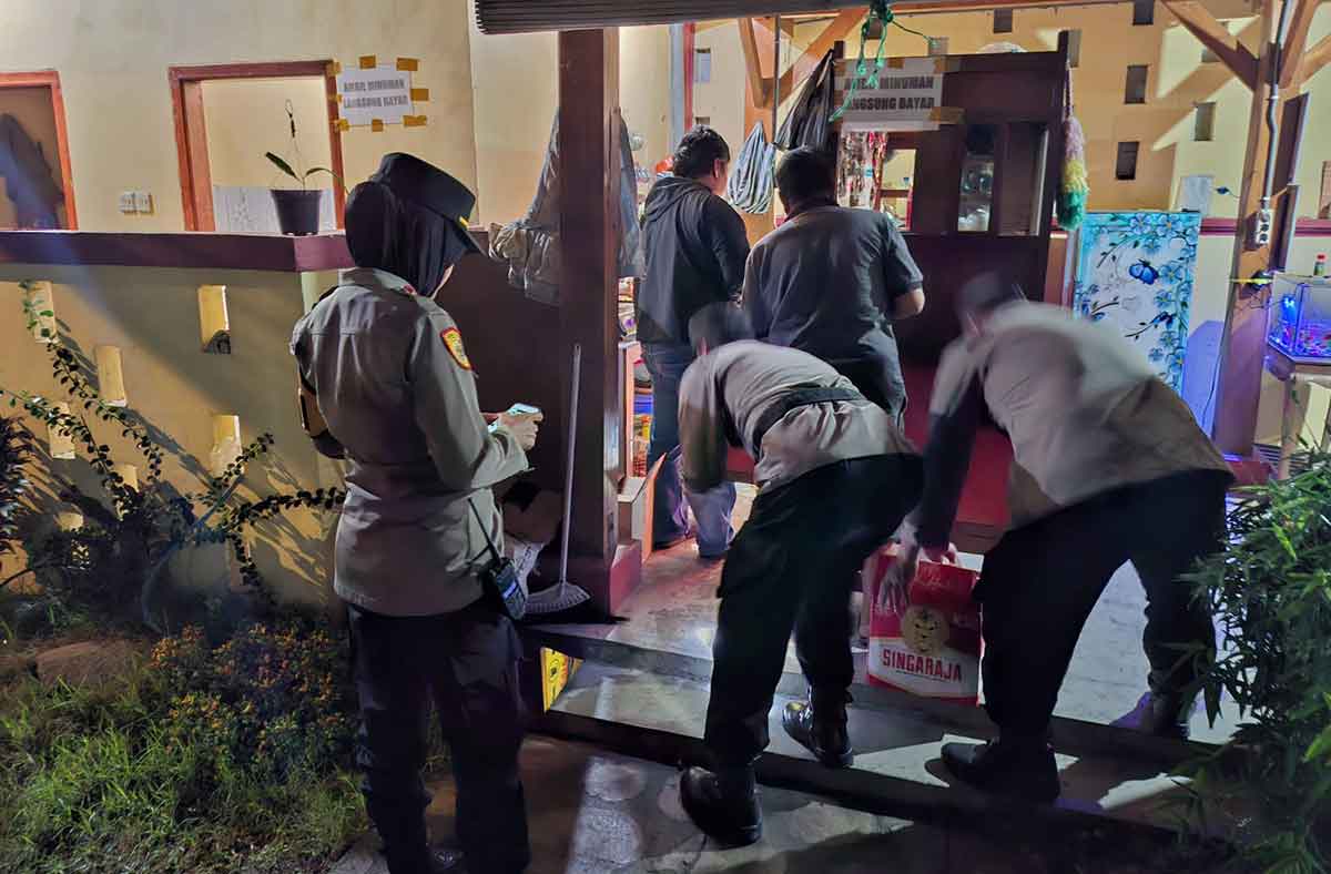 Poksek Tembelang saat melakukan penggerebekan tempat karaoke berkedok kafe.
