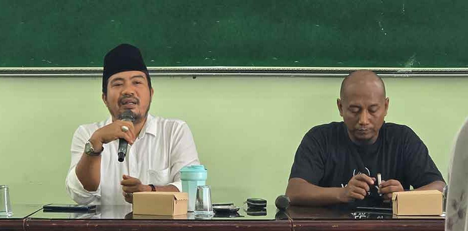 Ketua Komisi II DPRD Bangkalan, Hotib Marzuki (kiri).