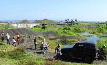 Tim Kejati, Perhutani, Dinas Lingkungan Hidup meninjau lokasi tambang pasir besi di pesisir Lumajang. Foto: imron/BANGSAONLINE