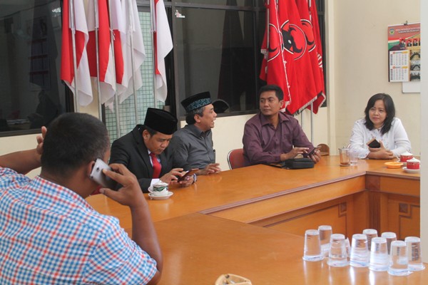 Ketua DPC PDI Perjuangan Ir Tatit Heru Tjahyono (kiri) didamping Sekretaris DPC Puji Santoso saat jumpa pers tentang pencopotan keanggotaan Taufiqurrahman. Foto: BAMBANG DJ/BANGSAONLINE

