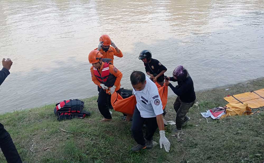 Jenazah korban saat dievakuasi oleh BPBD Surabaya.