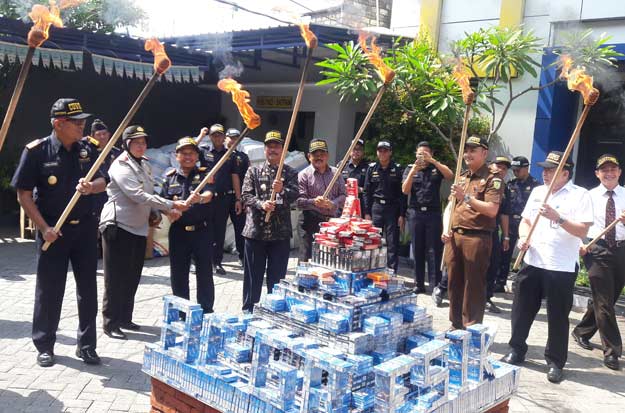 Wabup Moh. Qosim bersama jajaran pimpinan Kantor Bea dan  Cukai Kabupaten Gresik saat musnahkan barang sitaan. foto: SYUHUD/ BANGSAONLINE