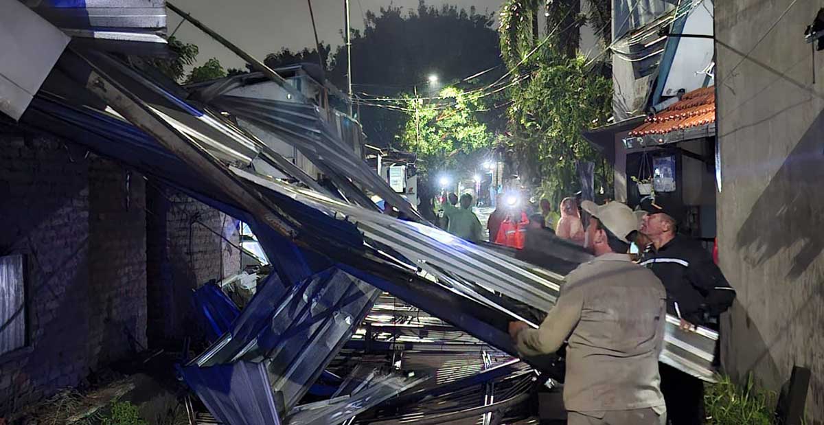 Petugas saat mengevakuasi bangunan yang roboh akibat puting beliung di Sidoarjo.