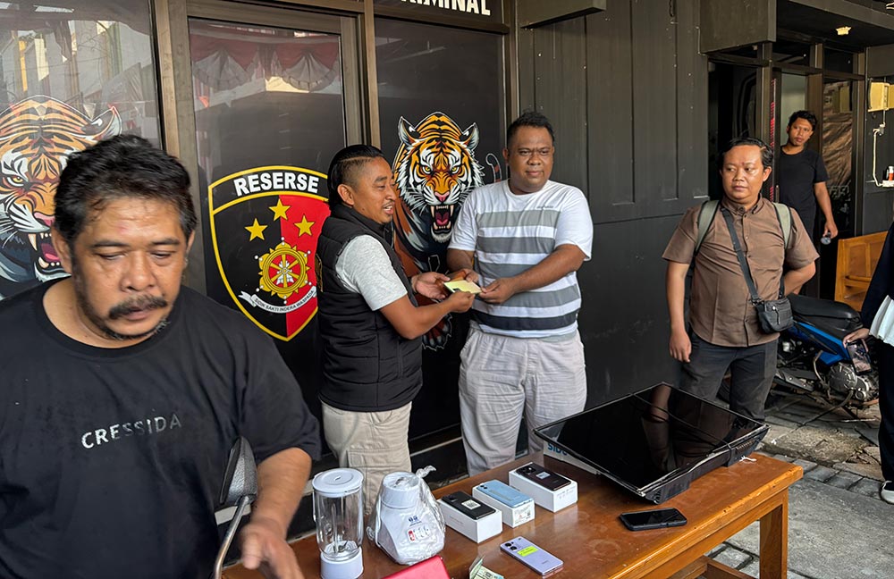 Kanit Pidum Satreskrim Polres Tuban, Ipda Moh Rudi, saat menyerahkan barang bukti berupa Hp kepada pemiliknya.