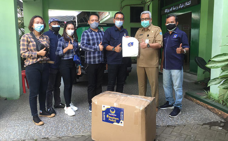 Partai NasDem Kota Probolinggo memberikan sumbangan baju alat pelindung diri (APD) kepada Rumah Sakit dr. Muhamad Saleh. (foto: ist)