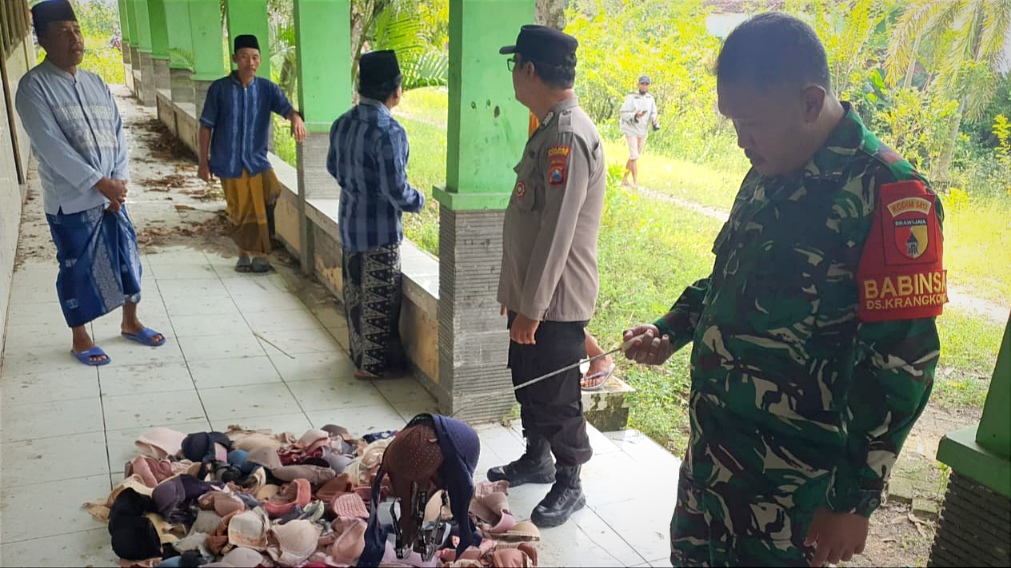 Ratusan BH atau bra yang ditemukan di bekas gedung sekolah SD Krangkong Bojonegoro