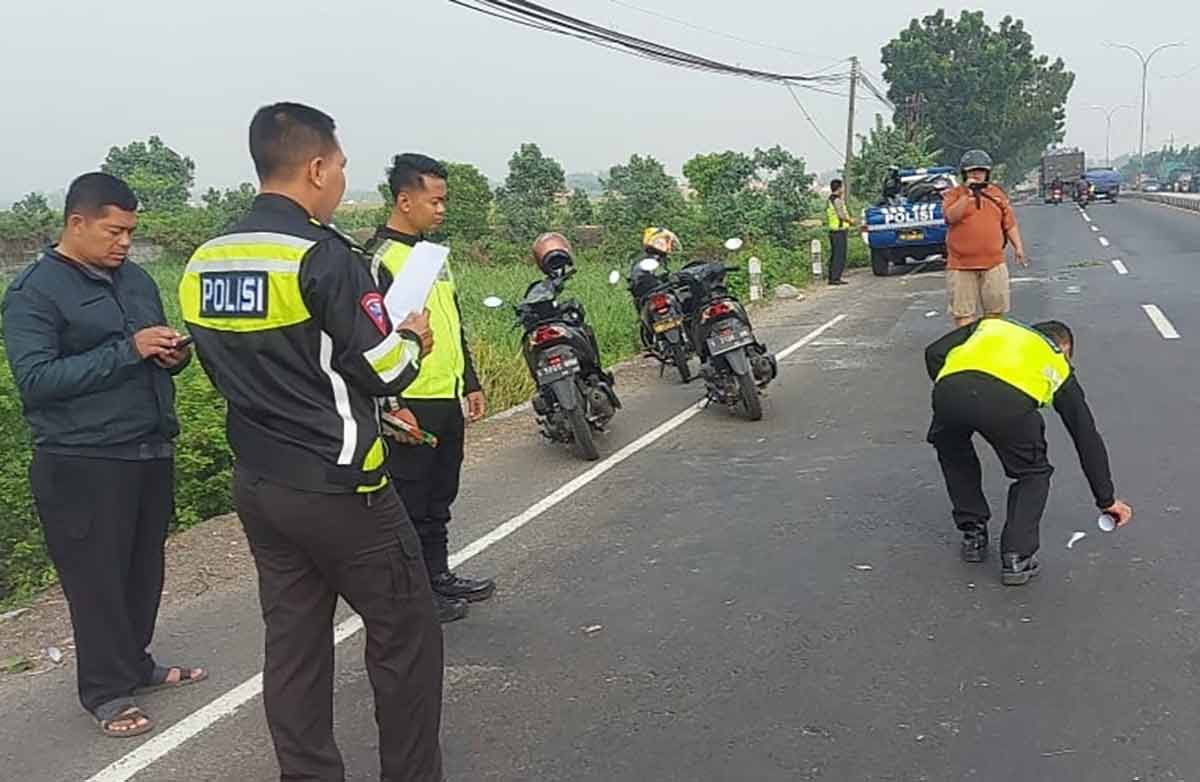Petugas dari Satlantas Polres Jombang saat olah TKP.
