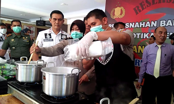Pemusnahan sabu dilakukan dengan cara direbus.
