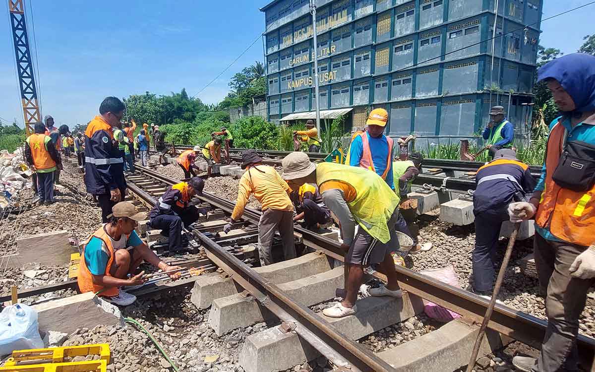Proses penggantian bantalan rel sebagai salah satu prasarana kereta api.