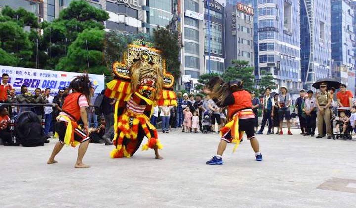 Unjuk kebolehan seni budaya Reog Ponorogo disambut meriah oleh warga Busan, Korea Selatan.