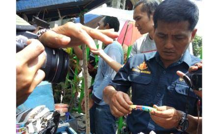 Kasatnarkoba Polres Kediri Kota AKP Siswandi saat menemukan permen jari-jari yang diduga mengandung zat adiktif.