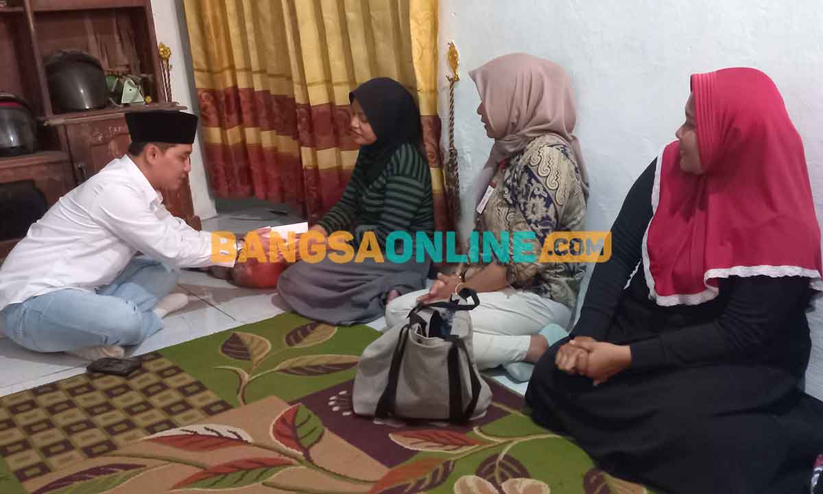 Wakil Bupati Mojokerto, Muhammad Al Barra atau yang akrab disapa Gus Barra, saat memberi santunan kepada penderita kaki gajah di Dusun Sudimoro, Desa Karangasem, Kecamatan Kutorejo. Foto: ROCHMAT SAIFUL ARIS/BANGSAONLINE