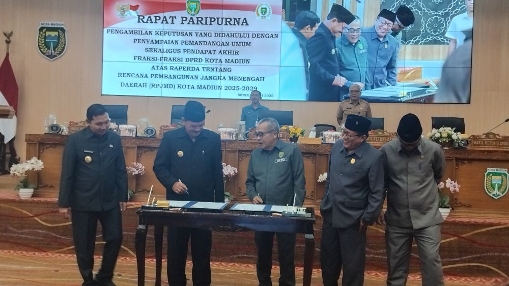 Penandatanganan Raperda RPJMD oleh Wali Kota Madiun dan Ketua DPRD Kota Madiun. Foto: Hendro Suhartono/BANGSAONLINE
