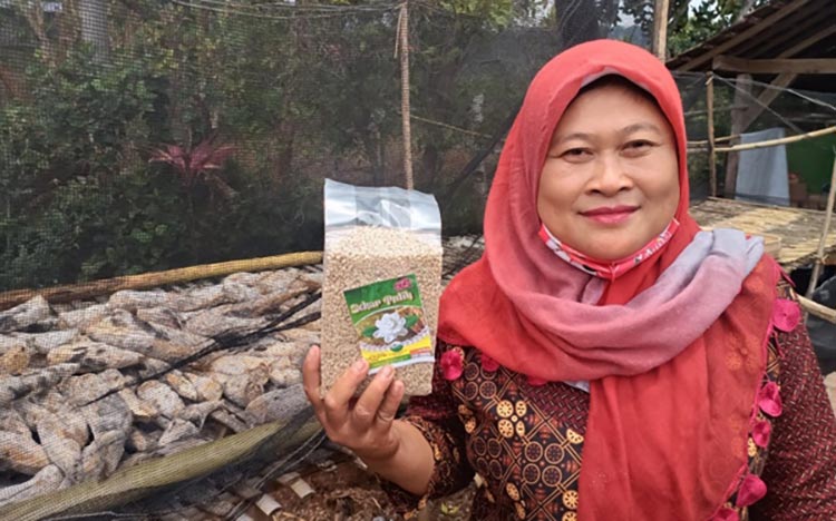 Poniem, Anggota Kelompok Tani Wanita Srikandi, saat menunjukan produk tiwul dalam kemasan produksinya. (foto: ist.)