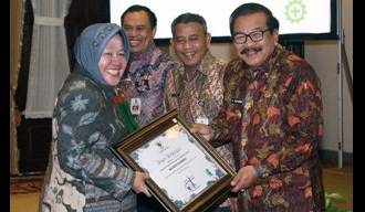 Wali Kota Surabaya Tri Rismaharini menerima penghargaan K3 di Grahadi kemarin. (Nisa/BANGSAONLINE)