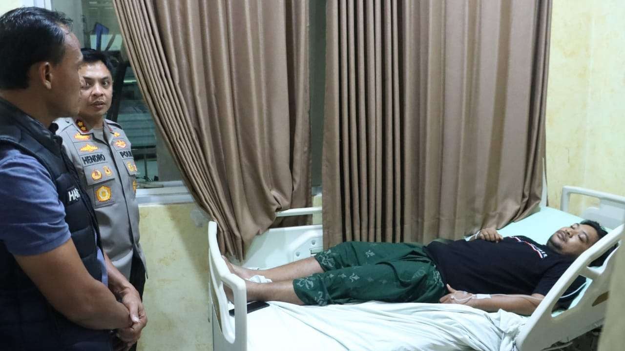 Kapolres Bangkalan AKBP Hendro Sukmono mejenguk anggotanya yang sedang menjalani perawatan medis