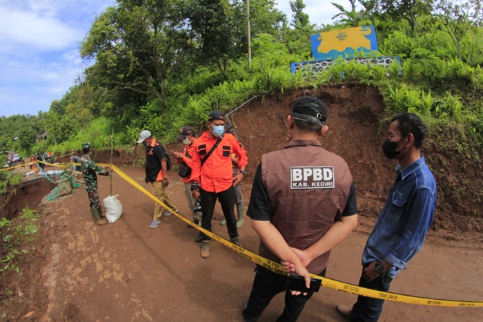 Kepala Badan Penanggulangan Bencana Daerah (BPBD) Kabupaten Kediri Slamet Turmudi dan Tim saat meninjau bekas banjir bandang. foto: ist.