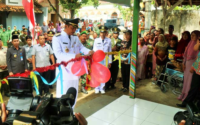 Bupati Rembang Abdul Hafidz saat lounching program bedah rumah veteran 2016. foto: SYUHUD/ BANGSAONLINE