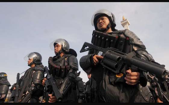 Personel Brimob saat apel kesiapan pengamanan menjelang aksi ujuk rasa hari ini (4/11).