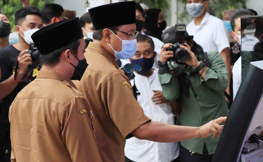 Wali Kota Pasuruan Gus Ipul didampingi Wakil Wali Kota Mas Ada saat mencoba aplikasi E-Sambat.