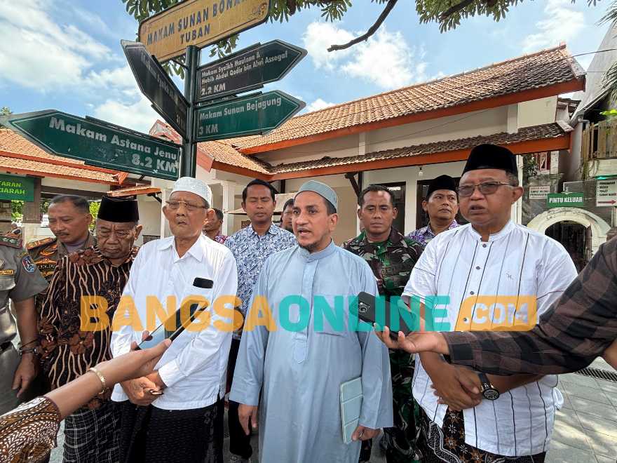 Ketua Yayasan Mabarrot Sunan Bonang Tuban, Habib Alwi Ahmad Assegaf bersama pengurus lainnya saat memberi keterangan ke awak media. Foto: Suwandi/BANGSAONLINE