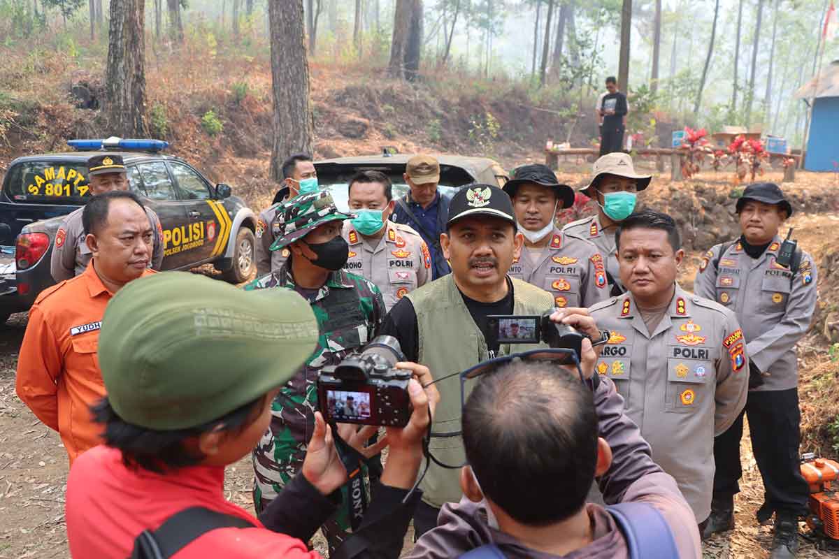 Bupati Ngawi, Ony Anwar Harsono saat dikonfirmasi awak media terkait penanganan kebakaran di lereng Lawu, Minggu (29/10/2023).