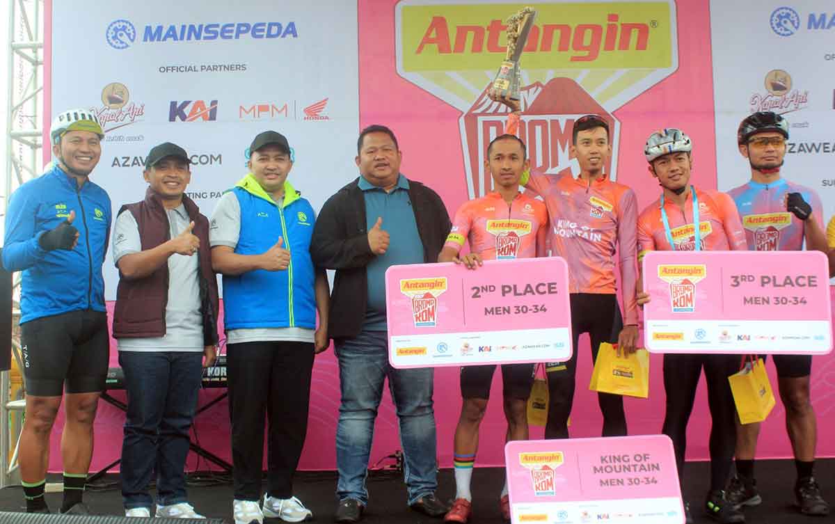 Wali Kota dan Bupati Pasuruan saat menyerahkan hadiah kepada para pemenang Antangin Bromo Kom XI 2025.