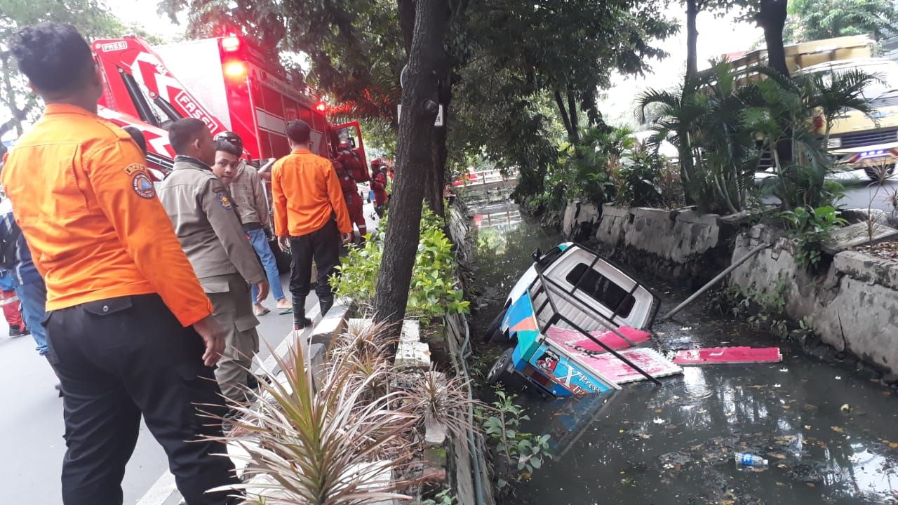 Posisi mobil pick up yang nyemplung di kali Jalan Raya Manyar