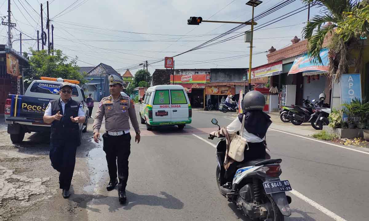Satlantas Polres Madiun Kota dan Dishub Kota Madiun saat survei di beberapa ruas jalan.
